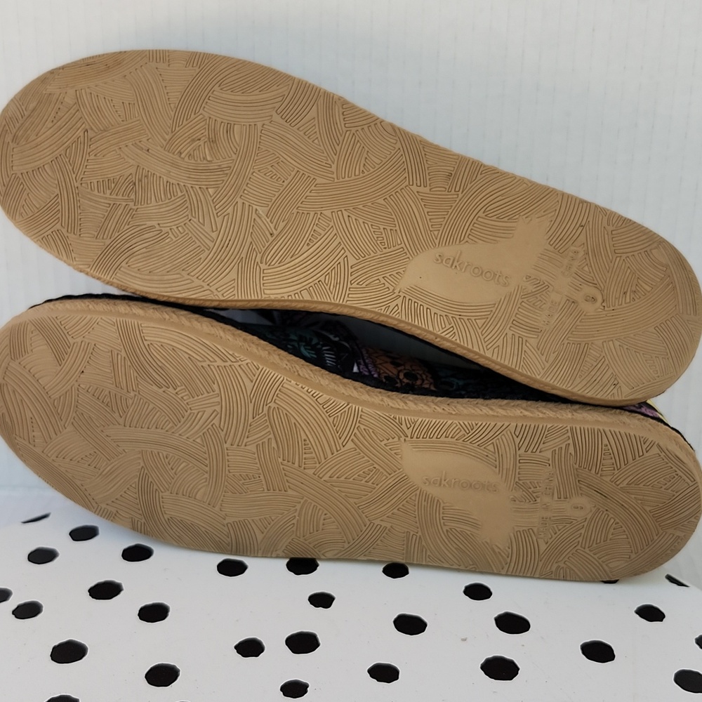 NWOT SAKROOTS LIGHTWEIGHT PATTERNED FLATS - Picture 5 of 11